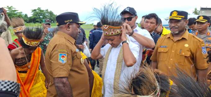 Teks Foto : Bupati Sarmi, Dominggus Catue dan Bahlil Lahadalia. (ist)