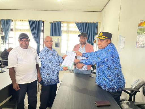 Teks Foto: Plt Kepala Dinas Sosial Provinsi Papua Pegunungan, Yanius Y Telenggen, SH, M.AP melakukan sertijab dengan Kasatpol PP dan BPBD. (ist)