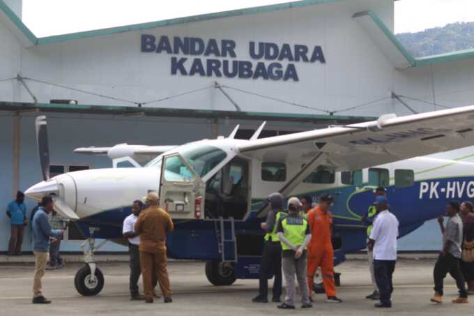 Teks Foto : Salah satu pesawat perintis yang mulai melayani penerbangan bersubsidi di Bandara Karubaga. (ist)
