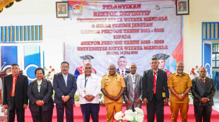 Gubernur Papua Tengah, Meki Nawipa didampingi Wakilnya Deinas Geley menghadiri pelantikan Rektor definitif Universitas Satya Wiyata Mandala (Uswim) Nabire. (ist)
