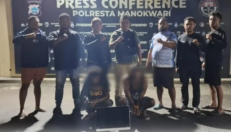 Teks Foto: Polresta Manokwari dan terduga pelaku pencurian. (ist)