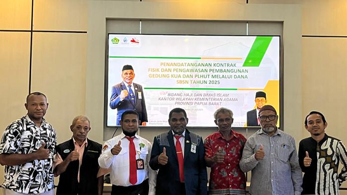 Teks Foto: Kantor Wilayah Kementerian Agama (Kemenag) Papua Barat menandatangani kontrak fisik dan pengawasan proyek pembangunan empat gedung kantor. (ist)