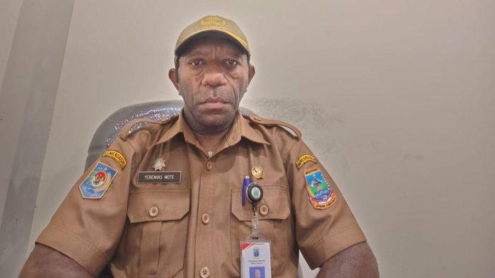 Teks Foto: Plh Kepala Dinas Kependudukan dan Pencatatan Sipil (Dukcapil) Provinsi Papua Tengah, Yeremias Mote. (ist)