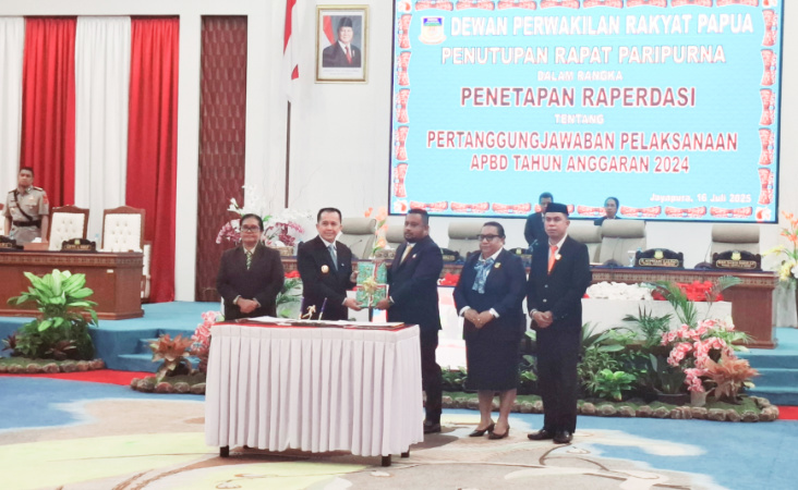 Teks Foto: Ketua DPR Papua saat menyerahkan hasil rapat kepada Pj Gubernur Papua. (ist)