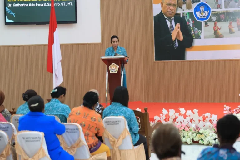 Teks Foto: Ketua TP PKK Papua Selatan jadi pembicara di Seminar peningkatan kapasitas perempuan di Universitas Musamus. (ist)