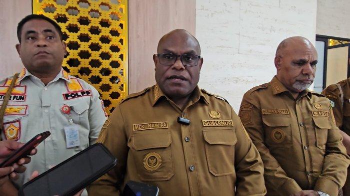 Teks Foto: Gubernur Papua Tengah, Meki Nawipa dan lainnya. (ist)