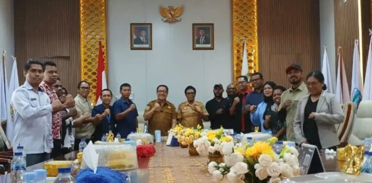 Teks Foto: Para Direktur Perusahaan Media dan pimpinan redaksi media di Tanah Papua yang melakukan kerja sama pemberitaan dengan Pemprov Papua Tengah. (ist)