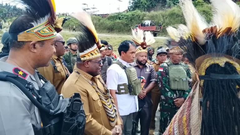 Teks Foto: Gubernur Papua Tengah, Meki Frizt Nawipa berdialog dengan tokoh adat saat kunjungan kerja di Intan Jaya, dikawal aparat TNI-Polri. (ist)