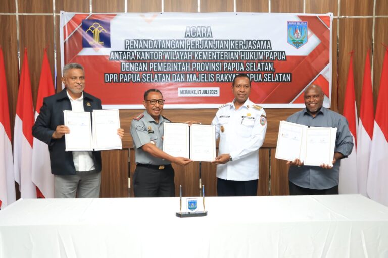 Teks Foto: Gubernur Papua Selatan, Apolo Safanpo dan lainnya. (ist)