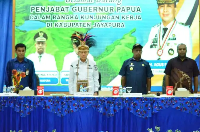 Teks Foto: Pj. Gubernur Papua, Dr. Drs. H. Agus Fatoni, M.Si didamping Bupati Jayapura, Dr. Yunus Wonda, SH, MH bersama Ketua KPU Kabupaten Jayapura, Efra J. Tunya, SH dan Ketua Bawaslu Kabupaten Jayapura, Zakarias Rumbewas, SH. (ist)