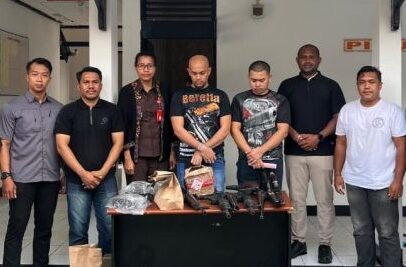 Teks Foto: Polda Papua Barat serahkan tersangka kasus senjata ilegal ke Kejaksaan. (ist)