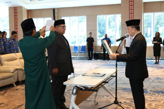 Teks Foto: Pj Gubernur Papua, Agus Fatoni saat melantik Muhammad Musaad sebagai pejabat fungsional. (ist)