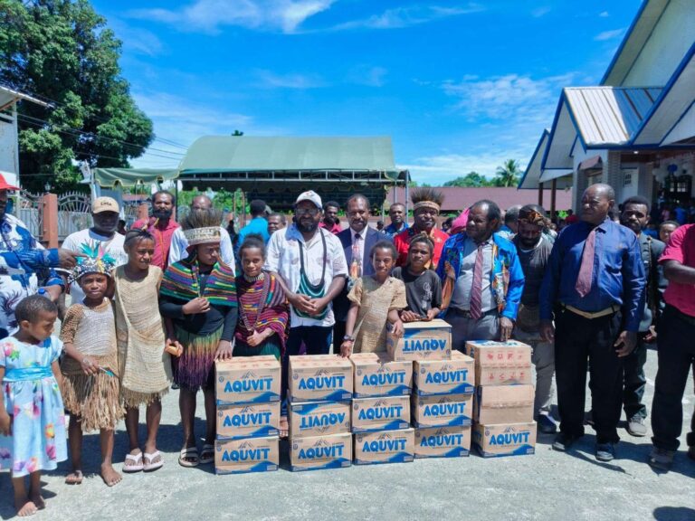 Teks Foto: Plt. Ketua DPW Perindo Papua Tengah, Pilemon Keiya berposes foto dengan warga gereja KINGMI jemaat Betel yang berulang tahun ke-44. (ist)