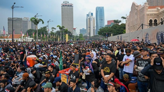 Teks Foto : Ribuan demonstran berkumpul di dekat Lapangan Merdeka di Kuala Lumpur dalam aksi memprotes biaya hidup yang melonjak dan melambung tinggi. (ist)