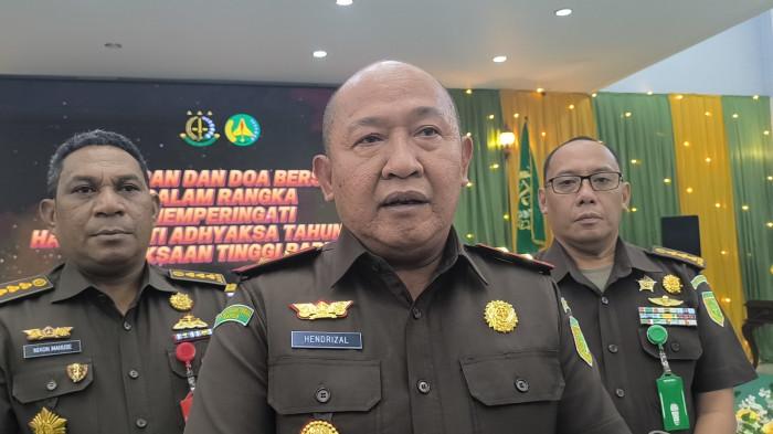 Teks Foto: Kepala Kejaksaan Tinggi Papua Hendrizal Husin (tengah) dan lainnya. (ist)