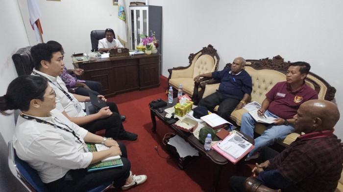 Teks Foto: Pihak PT Skywings Aviation Indonesia bersama DPR dan Pemprov Papua Tengah melakukan pertemuan di Nabire. (ist)