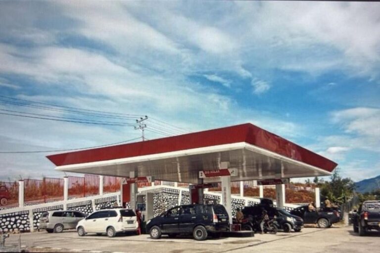 Teks Foto: Penyaluran BBM aman pasca-longsor Trans Nabire-Papua. (ist)