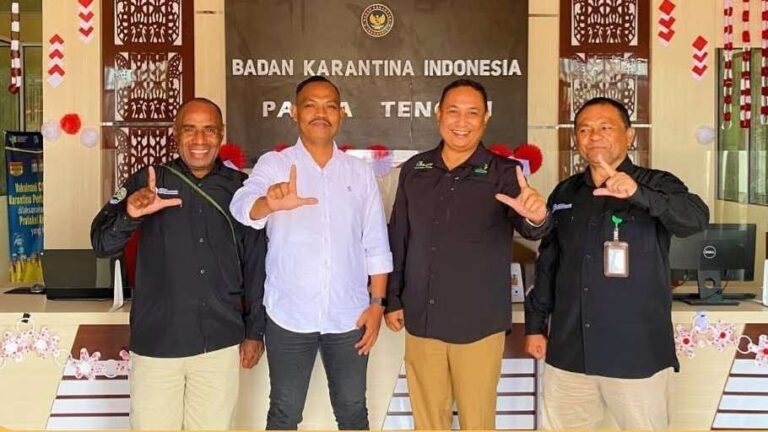 Teks Foto: Kepala Balai Besar Konservasi Sumber Daya Alam (BBKSDA) Papua, Johny Santoso. (berbusana putih). (ist)