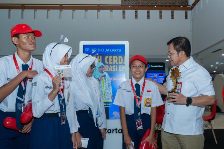 Teks Foto: Direktur Kepatuhan Bank Jakarta, Ateng Rivai bersama dengan pemenang Kejar Award 2025 lainnya di Jakarta. (ist)