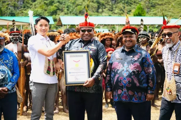 Teks Foto: Festival Lembah Baliem 2025 cetak rekor MURI dengan penampilan pemain musik pikon 1.500 orang secara serentak. (ist)