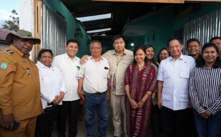 Teks Foto: Menteri Perumahan dan Kawasan Pemukiman, Maruarar Sirait saat berkunjung ke Papua bersama Mendagri Tito Karnavian. (ist)