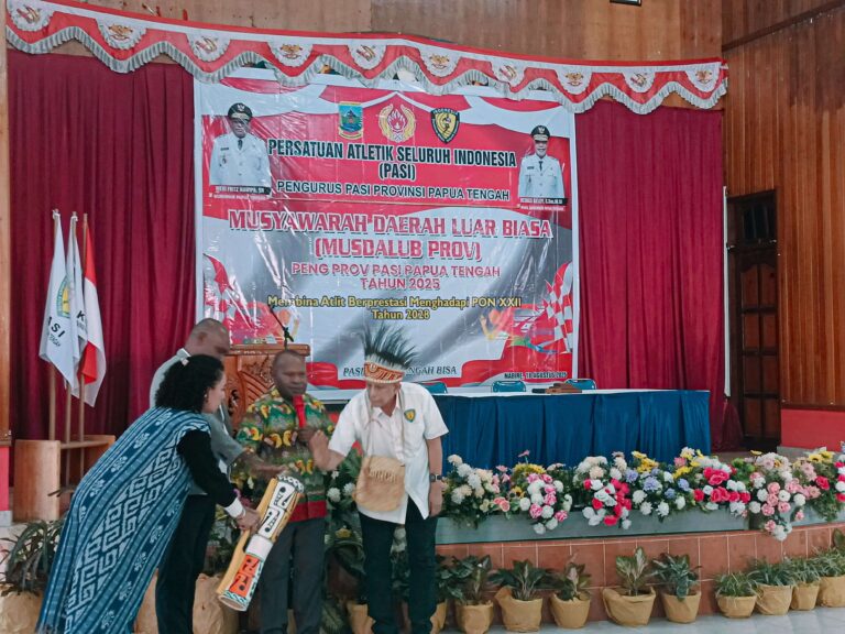 Teks Foto: Ketua Bidang Organisasi PB PASI Pusat, Zacky Anwar, Sekretaris Umum KONI Provinsi Papua Tengah, Yeki Tobai, saat membuka Musdalub PASI Papua Tengah. (ist)