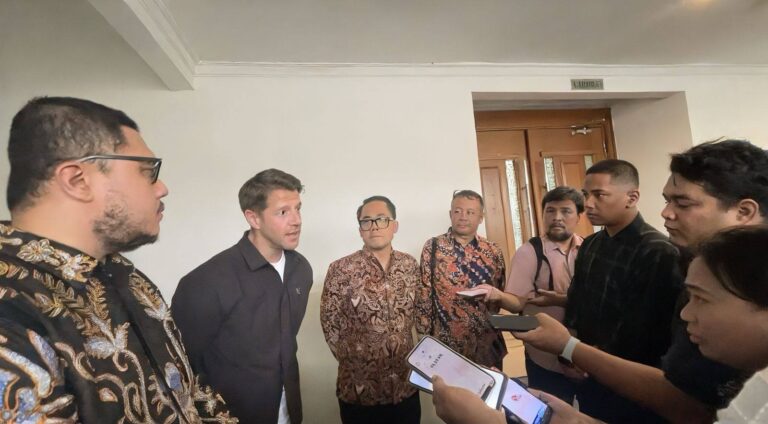 Teks Foto: Cameron Clark dan Lainnya. (ist)
