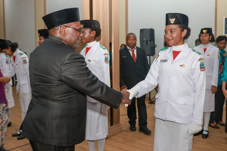 Teks Foto: Gubernur Papua Tengah, Meki Nawipa, resmi mengukuhkan 40 Pasukan Pengibar Bendera Pusaka (Paskibraka) tingkat provinsi tahun 2025. (ist)
