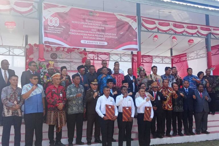 Teks Foto: Pj Gubernur Papua, Agus Fatoni, saat berfoto bersama dengan para narapidana di Lapas Kelas IIA Abepura, Kota Jayapura, Papua. (ist)