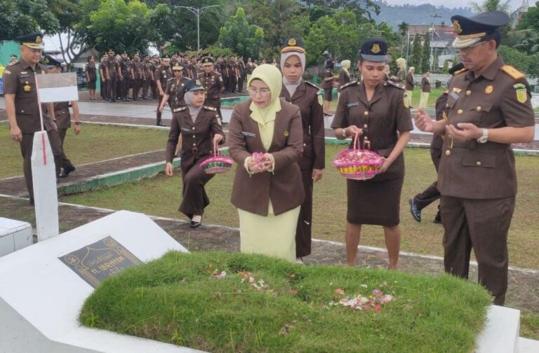 Teks Foto: Plh Kajati Papua Barat, Muslilhuddin, saat memimpin ziarah makam dan tabur bunga jelang Hari Lahir Adhyaksa ke-80. (ist)