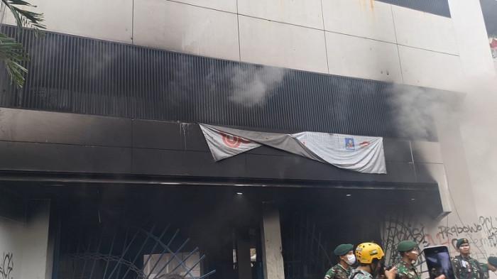 Teks Foto: Demo di Depan Mako Brimob Ricuh, Massa Bakar Gedung dan Mulai Melakukan Penjarahan. (ist)