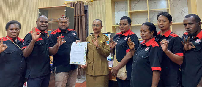 Teks Foto: Pengurus KPA Papua Tengah foto bersama dengan Kepala Dinas Pendidikan Papua Tengah, Nurhaidah di ruang kerjanya. (ist)