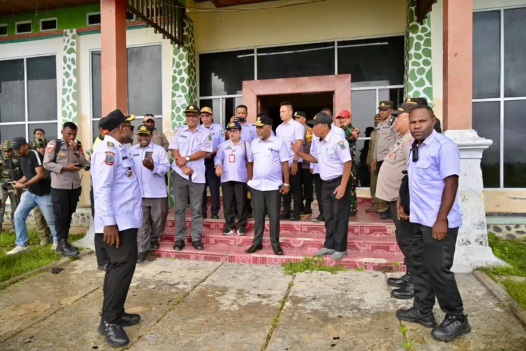 Teks Foto: Wakil Gubernur Papua Tengah, Deinas Geley, S.Sos, M.Si bertemu dengan tiga bupati yang wilayahnya terdampak jalan putus akibat longsor di ruas jalan Nabire-Paniai KM 139, Rabu (20/8/2025), di Enarotali, Kabupaten Paniai. (ist)