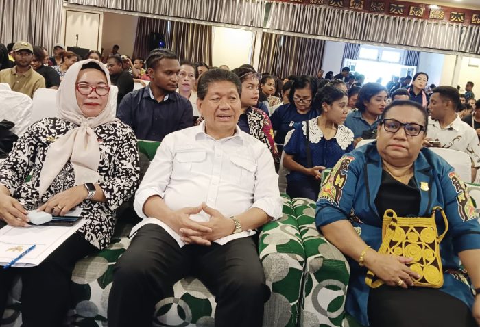 Teks Foto: Anggota Komisi XIII DPR RI Dapil Papua, Tonny Tesar, S. Sos, Wakil Ketua I DPR Papua, Herlin Beatrix Monim, SE. MM, Ketua Fraksi NasDem DPR Papua dan Akademisi Uncen dari Fakultas Teknik, Yohanes Wanane saat foto bersama disela sela kegiatan. (ist)