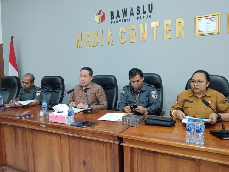 Teks Foto: Ketua Bawaslu Papua, Hardin Halidin dan lainnya. (ist)