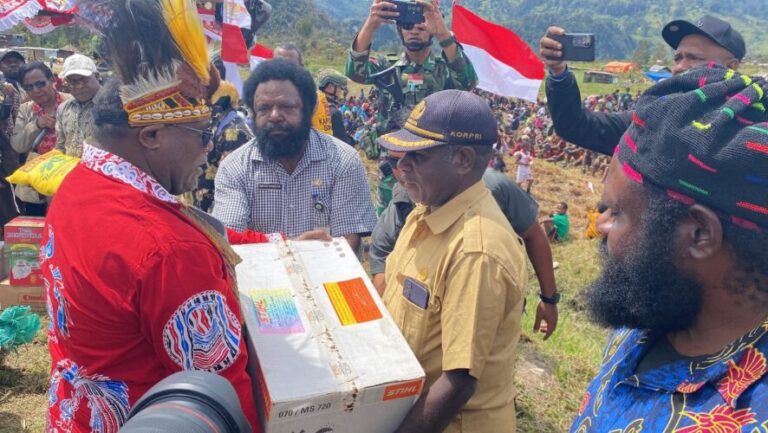 Teks Foto: Gubenur Papua, Meki Nawipa Salurkan Bantuan untuk para pengungsi di Distrik Sinak. (ist)