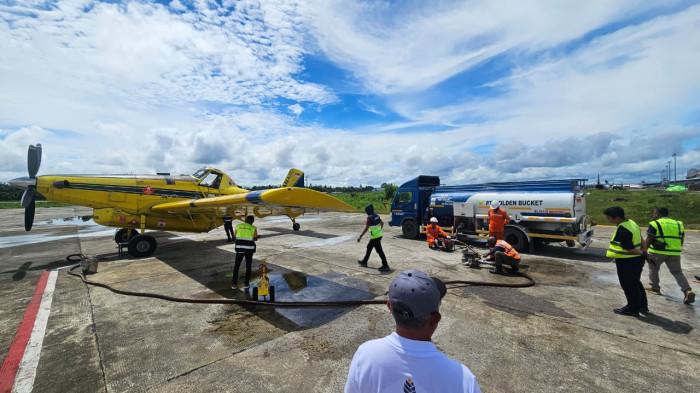 Teks Foto: Proses pengiriman BBM ke Paniai, Deiyai, dan Dogiyai melalui jalur udara, dari Mimika. (ist)