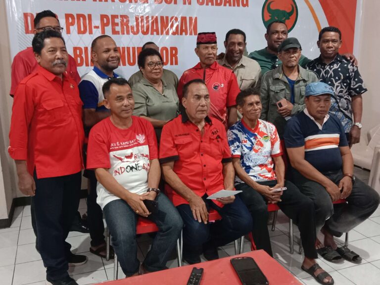 Teks Foto: Ketua Dewan Pimpinan Cabang PDI Perjuangan Kabupaten Biak dan lainnya. (ist)