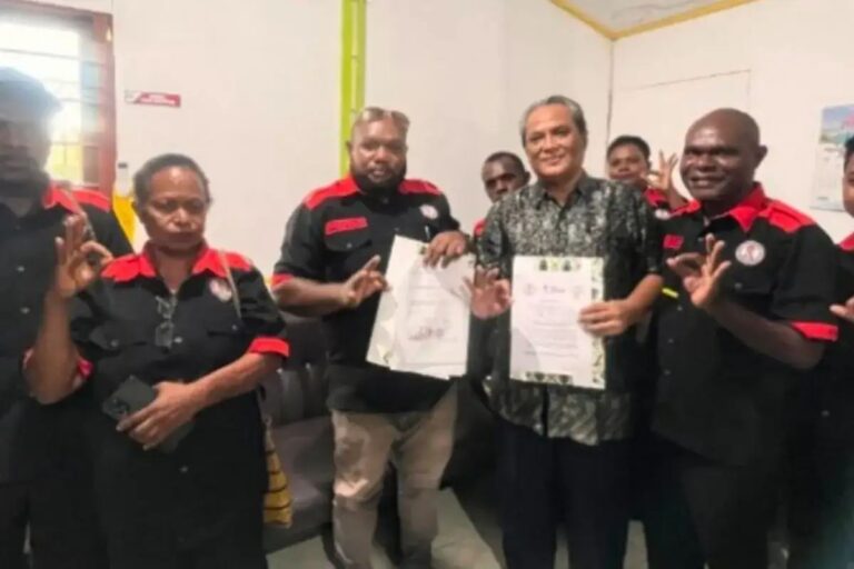 Teks Foto: Ketua KPA Papua Tengah Freny Anouw dan Sekertaris Umum DMI Papua Tengah Wahyu Budi Santoso. (ist)