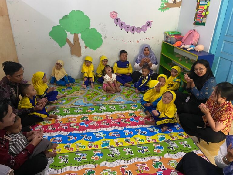 Foto bersama Anak-Anak PAUD dan Mahasiswa KKN UMB Yogyakarta. (ist)