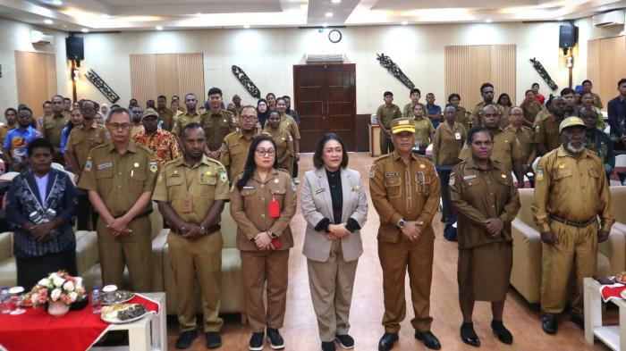 Teks Foto: Staf Ahli Gubernur Bidang Kemasyarakatan Sumber Daya Manusia, dan Pengembangan Otsus Provinsi Papua Tengah, Ukkas dan ASN Papua Tengah. (ist)