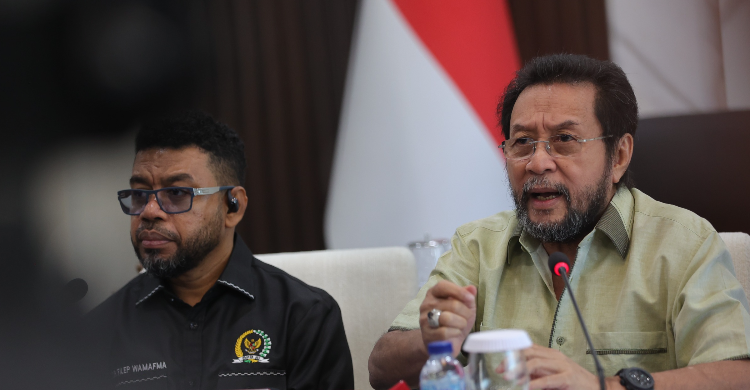 Teks Foto: Ketua MPR for Papua Yorrys Raweyai dan lainnya. (ist)