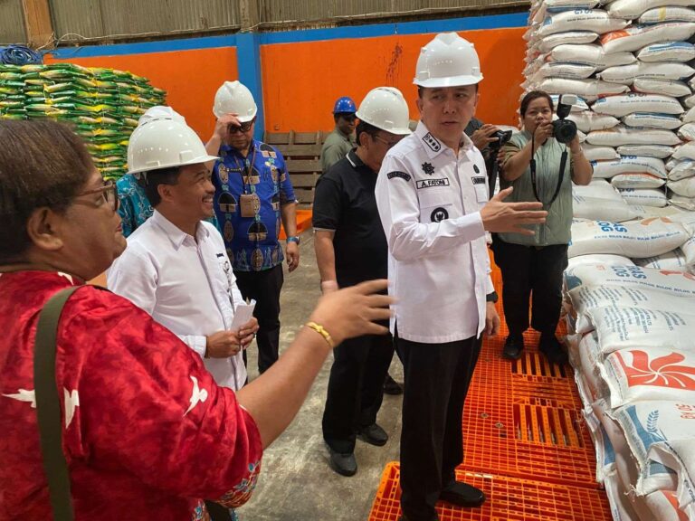 Teks Foto: Penjabat Gubernur Papua, Agus Fatoni, melakukan inspeksi mendadak terhadap stok dan harga beras di Kota Jayapura. (ist)