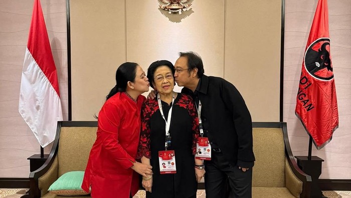 Teks Foto: Puan Maharani kompak mencium Ketum PDIP Megawati Soekarnoputri bersama Prananda Prabowo. (Instagram/@puanmaharani)