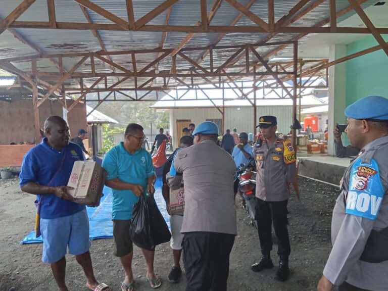 Teks Foto: Polres Tolikara Gelar Bhakti Sosial untuk Penyandang Disabilitas. (ist)