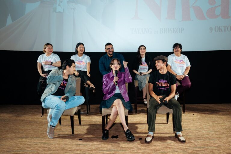 Teks Foto: Enzy Storia, Tora Sudiro dan para pemain film 'Yakin Nikah'. (ist)