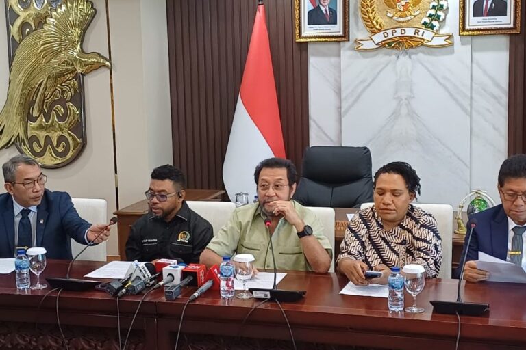 Teks Foto: Wakil Ketua DPD RI Yorrys Raweyai (tengah) bersama Anggota DPD RI Filep Wamafma (kiri ke dua) saat konferensi pers FOR Papua MPR RI menyikapi situasi di Papua. (ist)