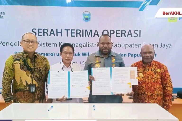 Teks Foto: Pemerintah Daerah Kabupaten Intan Jaya dan PT PLN (Persero) Unit Induk Wilayah Papua dan Papua Barat, saat menunjukkan serah terima operasi (STO) ini menandai dimulainya pelayanan listrik 24 jam di Sugapa, Kabupaten Intan Jaya, Papua Tengah, Senin (1/9/2025). (ist)