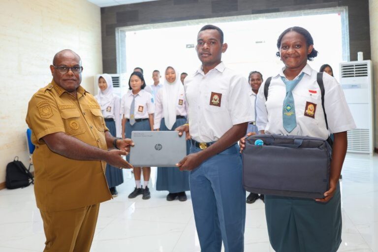 Teks Foto: Gubernur Papua Tengah, Meki Nawipa, memberikan laptop kepada 40 pelajar Paskibraka 2025. (ist)