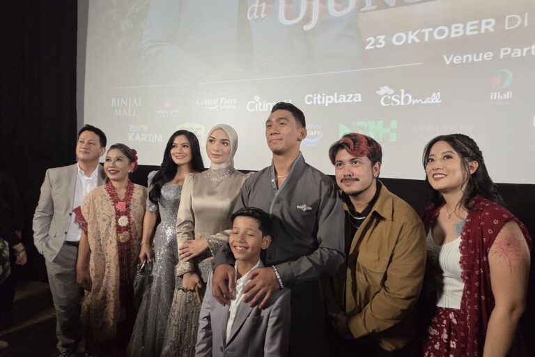Teks Foto: Titi Kamal dan para pemain film 'Air Mata di Ujung Sajadah 2'. (ist)